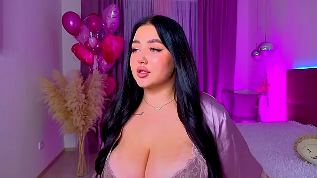 KylieLips online show from December 5, 5:55 pm