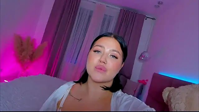 KylieLips online show from September 18, 6:55 pm