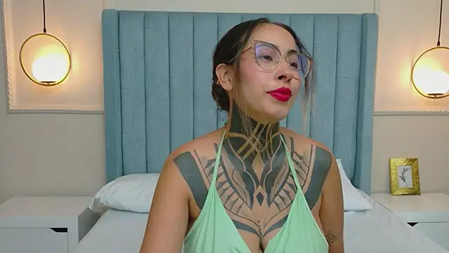 NicoleBlum online show from April 6, 8:10 pm