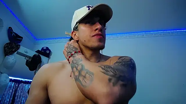 Snapshot of strongboy_ chatting on September 20, 6:57 pm strongboy online show from September 20, 6:57 pm