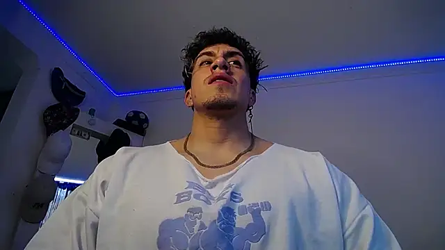 Snapshot of strongboy_ chatting on October 18, 8:11 pm strongboy online show from October 18, 8:11 pm