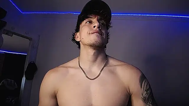 Snapshot of strongboy_ chatting on January 12, 2:14 am strongboy online show from January 12, 2:14 am