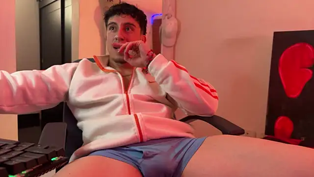 strongboy  online show from June 10, 5:25 pm