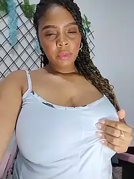 Snapshot of collegechica chatting on February 14, 5:07 am collegechica online show from February 14, 5:07 am