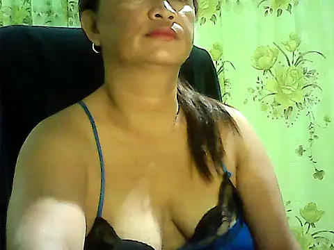 Snapshot of hott_scarlett chatting on February 18, 10:39 pm hott scarlett online show from February 18, 10:39 pm