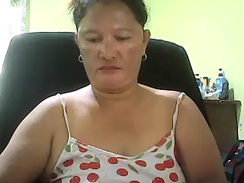 Snapshot of hott_scarlett chatting on March 13, 3:00 am hott scarlett online show from March 13, 3:00 am