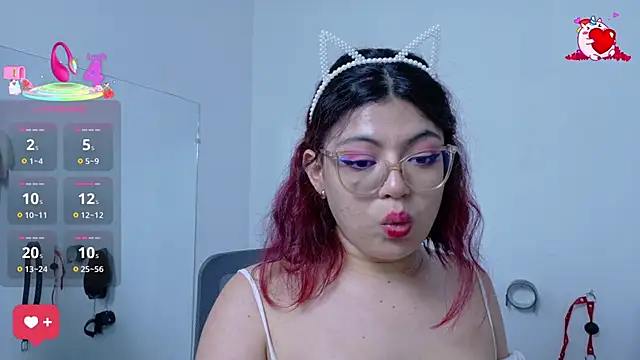 Snapshot of Catwhite_ chatting on March 13, 6:12 pm Catwhite online show from March 13, 6:12 pm