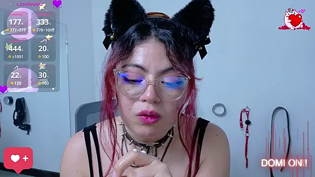 Snapshot of Catwhite_ chatting on March 3, 6:46 pm Catwhite online show from March 3, 6:46 pm