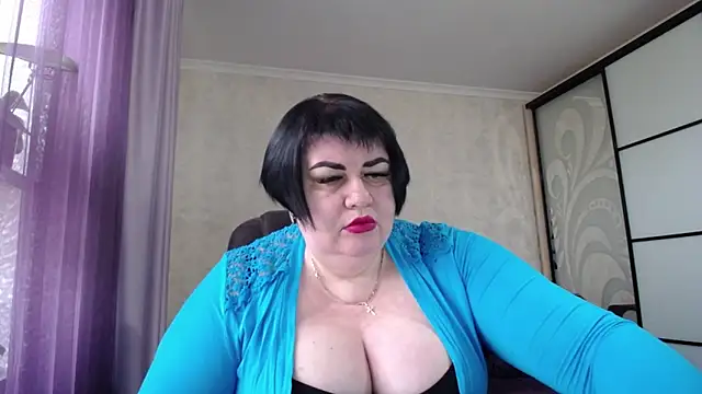 JuicyLady Di online show from April 11, 5:15 am