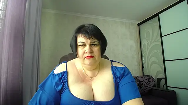 Snapshot of JuicyLady_Di chatting on June 6, 6:07 am JuicyLady Di online show from June 6, 6:07 am