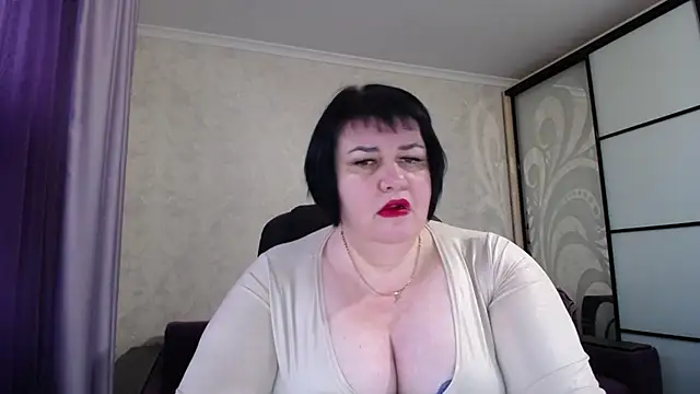 Snapshot of JuicyLady_Di chatting on October 17, 5:00 am JuicyLady Di online show from October 17, 5:00 am
