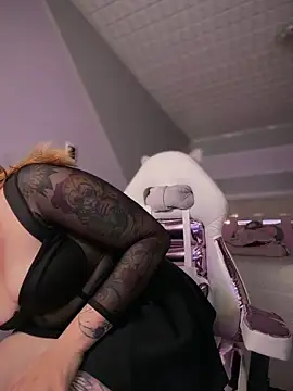 Sam Thompsoon  online show from February 10, 2:32 am