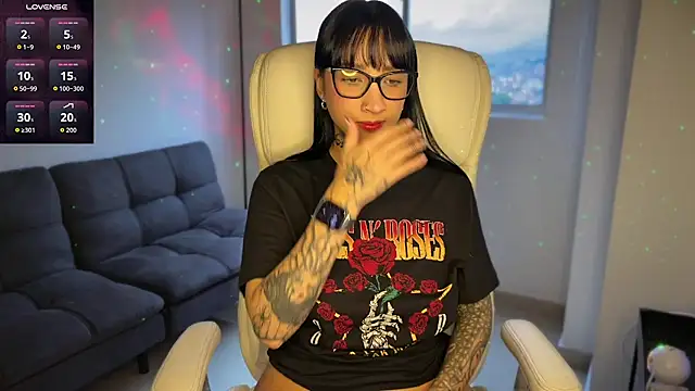 Snapshot of xisisxx chatting on December 2, 10:33 pm xisisxx online show from December 2, 10:33 pm