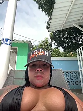 Snapshot of EmilyQueen3x chatting on February 15, 3:11 pm EmilyQueen3x online show from February 15, 3:11 pm