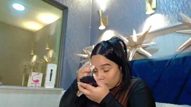 Snapshot of EmilyQueen3x chatting on December 20, 1:25 pm EmilyQueen3x online show from December 20, 1:25 pm