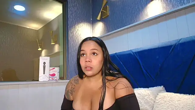 Snapshot of EmilyQueen3x chatting on February 19, 2:25 pm EmilyQueen3x online show from February 19, 2:25 pm