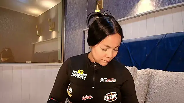 Snapshot of EmilyQueen3x chatting on February 22, 2:08 pm EmilyQueen3x online show from February 22, 2:08 pm