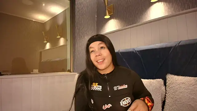 Snapshot of EmilyQueen3x chatting on March 2, 2:13 pm EmilyQueen3x online show from March 2, 2:13 pm