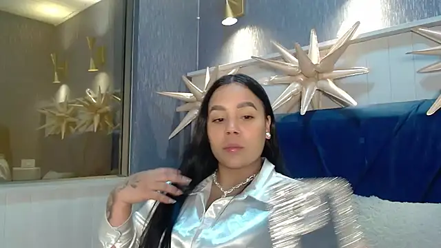 Snapshot of EmilyQueen3x chatting on December 21, 5:36 pm EmilyQueen3x online show from December 21, 5:36 pm