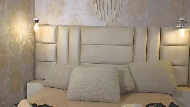 EmilyQueen3x online show from June 17, 1:54 pm