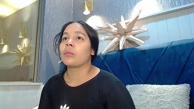 Snapshot of EmilyQueen3x chatting on December 18, 1:37 pm EmilyQueen3x online show from December 18, 1:37 pm