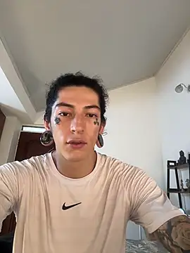 Snapshot of tommylongxx chatting on November 13, 5:28 pm tommylongxx online show from November 13, 5:28 pm