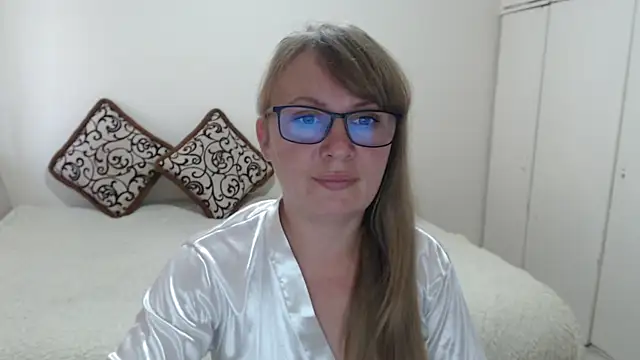 Snapshot of MargotLot chatting on June 12, 2:15 pm MargotLot online show from June 12, 2:15 pm