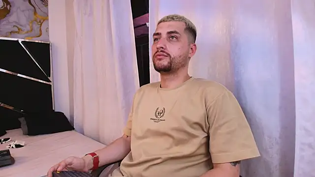 Snapshot of Pleasure_Vibes23 chatting on October 14, 10:31 pm Pleasure Vibes23 online show from October 14, 10:31 pm