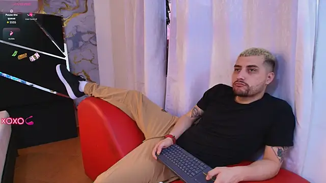 Snapshot of Pleasure_Vibes23 chatting on October 13, 9:16 pm Pleasure Vibes23 online show from October 13, 9:16 pm