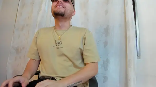 Snapshot of Pleasure_Vibes23 chatting on September 18, 9:29 pm Pleasure Vibes23 online show from September 18, 9:29 pm