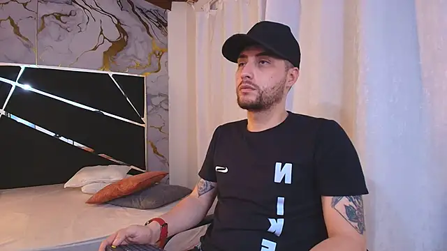 Snapshot of Pleasure_Vibes23 chatting on October 21, 9:47 pm Pleasure Vibes23 online show from October 21, 9:47 pm