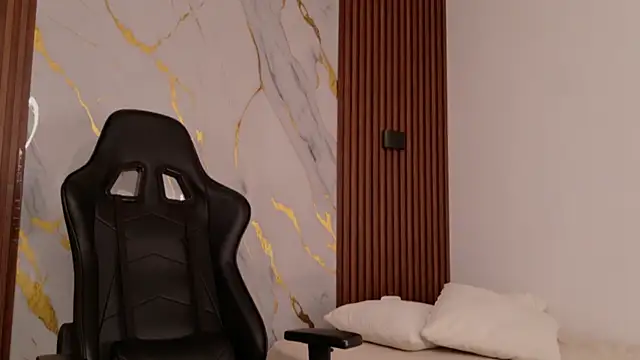 Snapshot of EmilyBoonny1 chatting on February 7, 7:44 pm EmilyBoonny1 online show from February 7, 7:44 pm