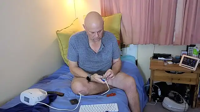 Snapshot of DaddyCumBumZA chatting on April 15, 5:06 pm DaddyCumBumZA online show from April 15, 5:06 pm