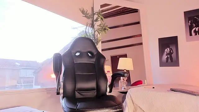 Alicee Levine online show from February 4, 10:05 pm