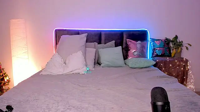 Snapshot of AlexRoseLiRed chatting on February 3, 7:52 pm AlexRoseLiRed online show from February 3, 7:52 pm