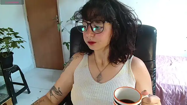 Snapshot of myamillor chatting on October 29, 11:20 am myamillor online show from October 29, 11:20 am