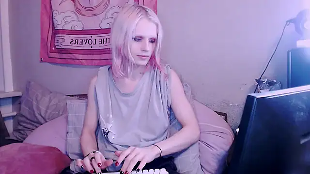 Alien Bella online show from December 18, 1:04 pm