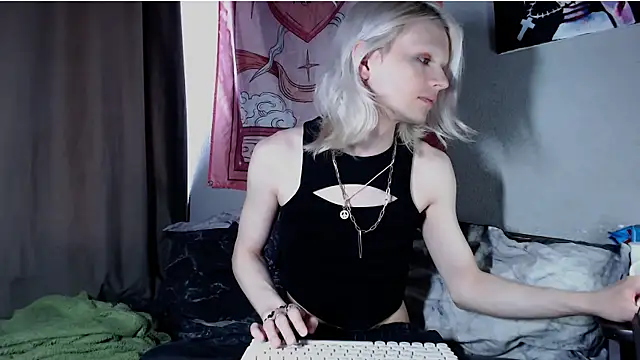 Snapshot of Alien_Bella chatting on July 22, 1:35 pm Alien Bella online show from July 22, 1:35 pm