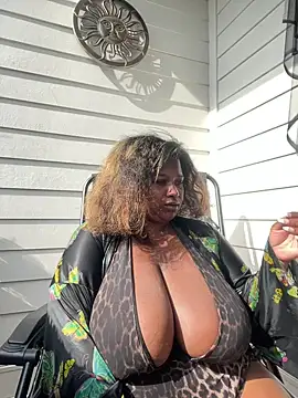 BigFineSelena online show from May 4, 2:20 pm