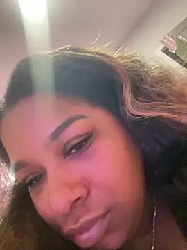 BigFineSelena online show from March 5, 7:05 am