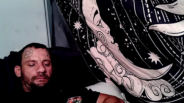 Snapshot of goodick4u28 chatting on December 15, 4:18 am goodick4u28 online show from December 15, 4:18 am