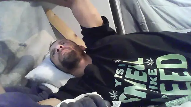 Snapshot of goodick4u28 chatting on December 18, 3:00 am goodick4u28 online show from December 18, 3:00 am