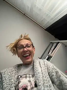 adella13 online show from December 17, 8:01 am