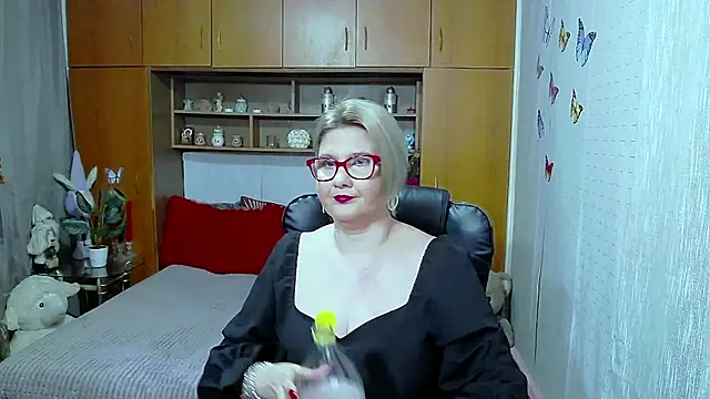 LucilleFenlys online show from March 31, 9:06 pm