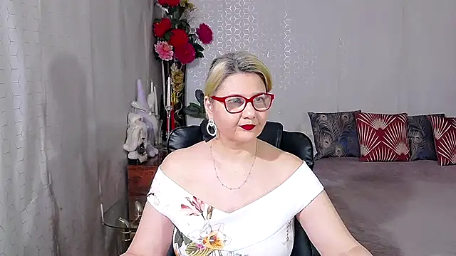 LucilleFenlys online show from February 11, 11:48 pm