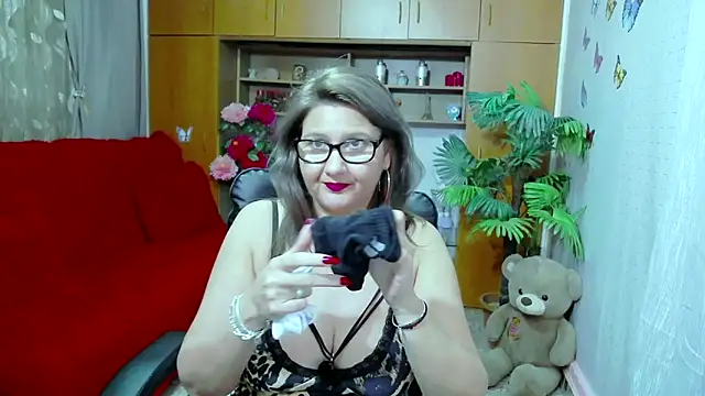 Snapshot of LucilleFenlys chatting on December 8, 10:47 pm LucilleFenlys online show from December 8, 10:47 pm