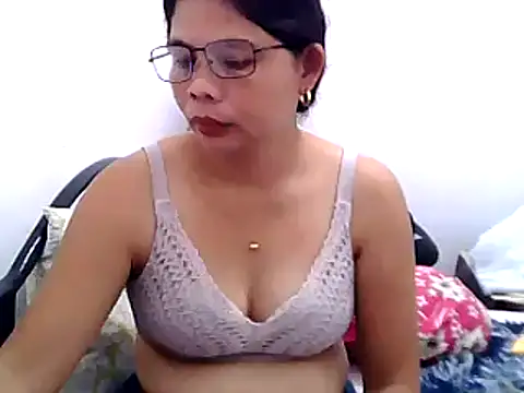 Snapshot of pinay_milfxx chatting on February 15, 12:37 am pinay milfxx online show from February 15, 12:37 am