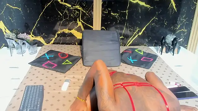 NahomyOwen online show from December 19, 12:18 pm