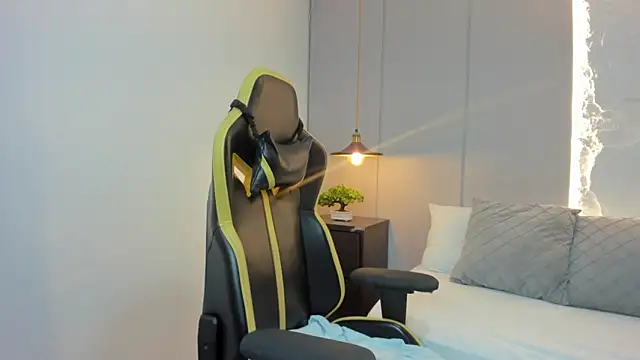 isabella florez online show from March 25, 12:04 pm