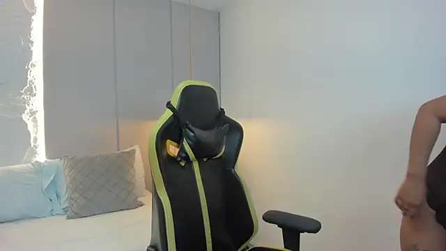 isabella florez online show from March 23, 11:54 am